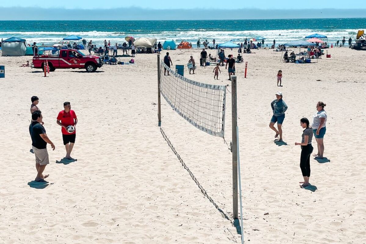 volleyball%20game%20and%20beach%20activity%20in%20Pismo%20Beach