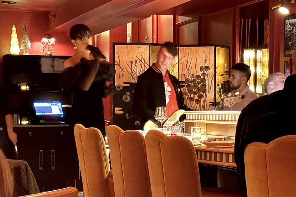 A view of the bar in The Georgian Room with the jazz trio singing near the bar.