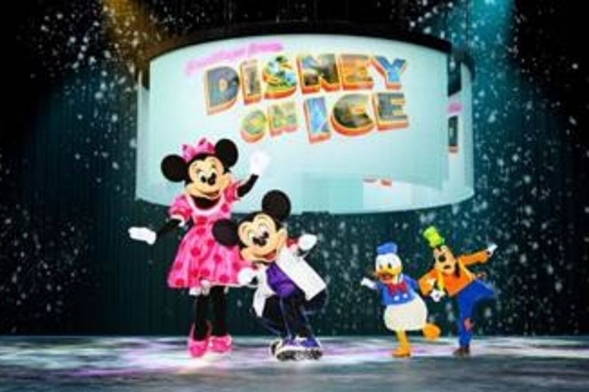 Mickey%20and%20Minnie%20ice%20skating%20with%20Donald%20Duck%2E