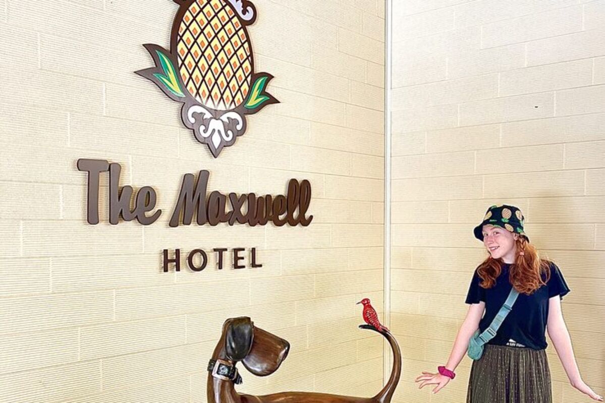 Girl%20in%20front%20of%20dog%2Dfriendly%20The%20Maxwell%20Hotel%20with%20a%20bronze%20statue%20of%20a%20dog