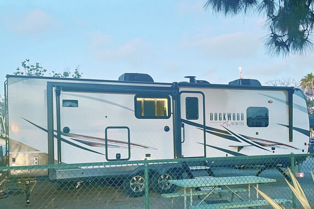 Photo%20of%20on%20RV%20fifth%20wheel%20trailer%20for%20families%20to%20rent%2E