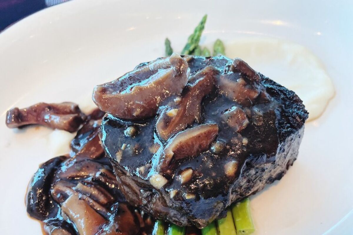 Steak%20with%20peppercorn%20sauce%20and%20mushrooms%20over%20asparagus%2E
