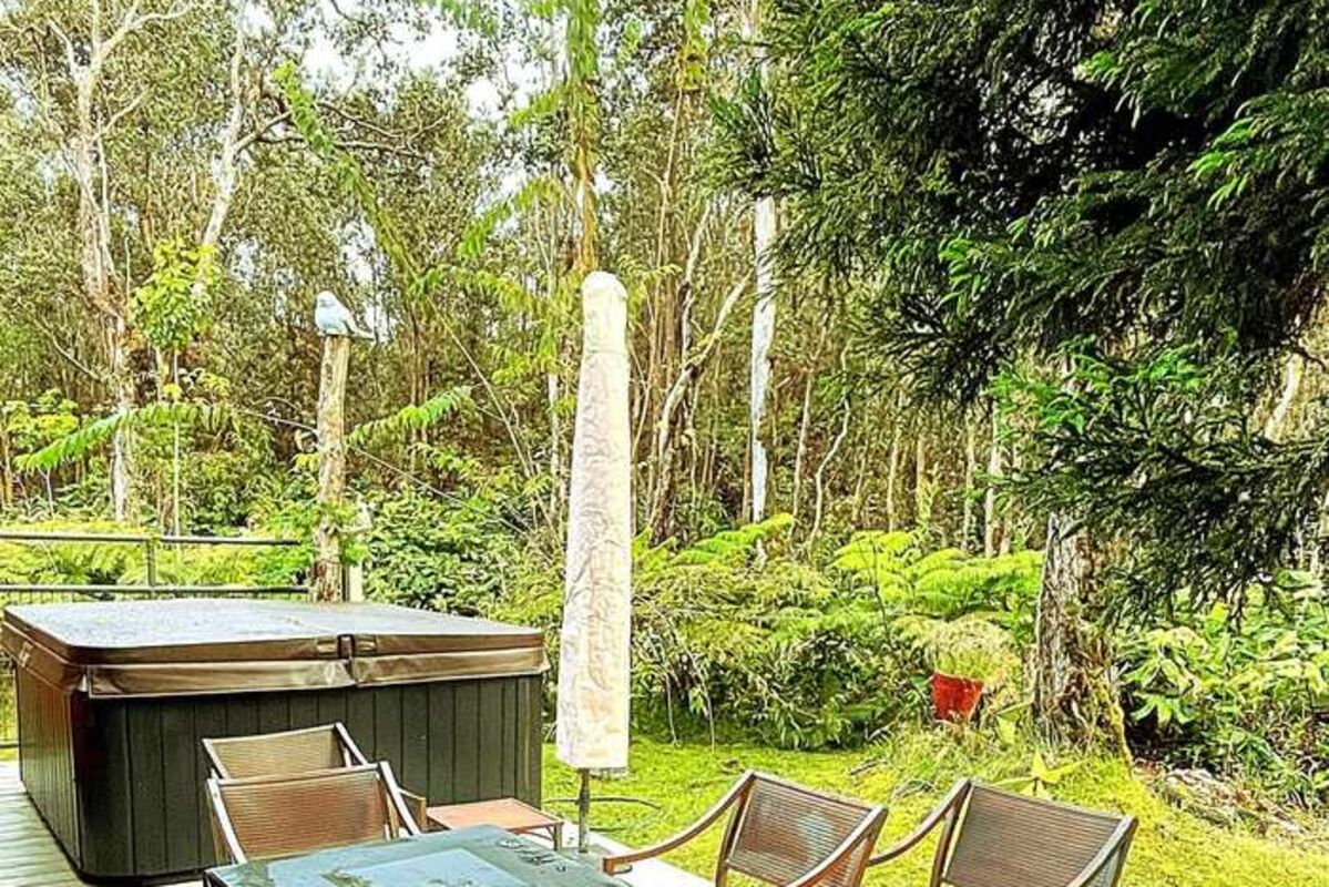 A%20deck%20with%20a%20fire%20pit%20and%20a%20jacuzzi%20in%20the%20rainforest%20of%20Hawaii%2E